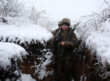 Soldados ucranianos em trincheira; uma guerra pode acontecer? Entenda conflito entre Ucrânia e Rússia 