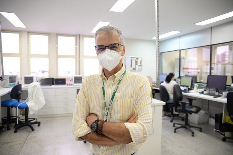 O infectologista Carlos Brites coordena o estudo na Bahia