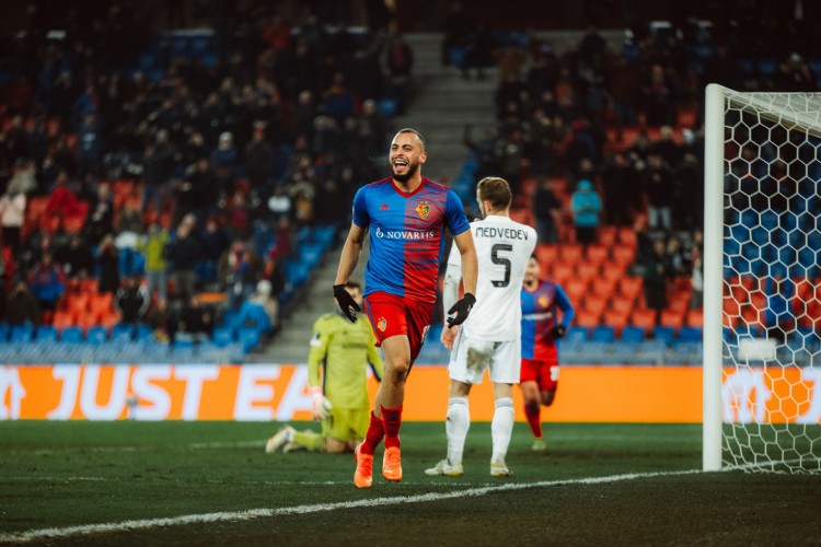 Atacante Arthur Cabral comemora gol em jogo do Basel 
