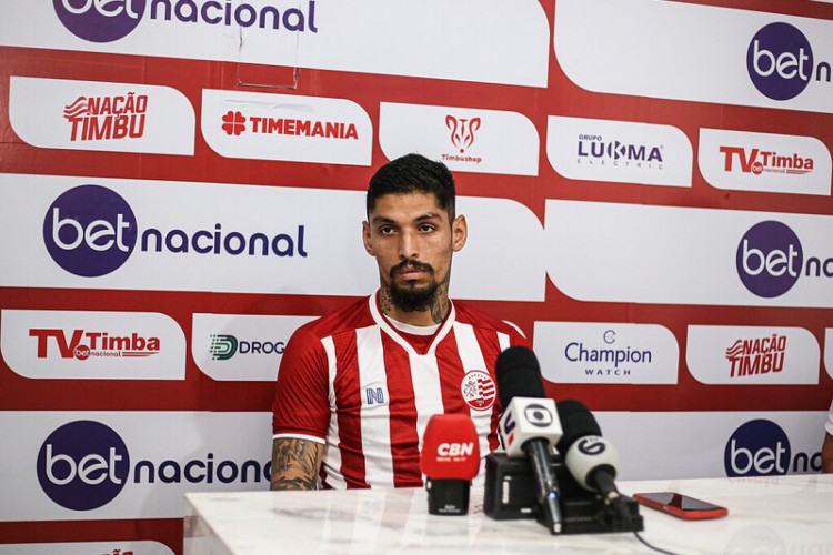 Zagueiro João Paulo em coletiva de apresentação no Náutico