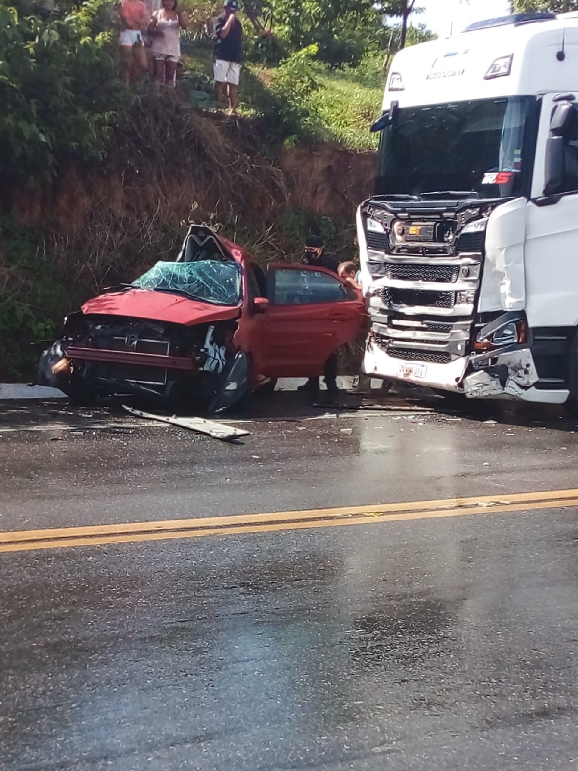 Colisão frontal entre uma carreta e um veículo de passeio ocasionou a morte de duas pessoas.