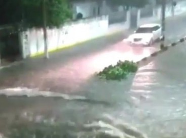 Carros tem dificuldade para passar em ruas do município devido ao fluxo de água 