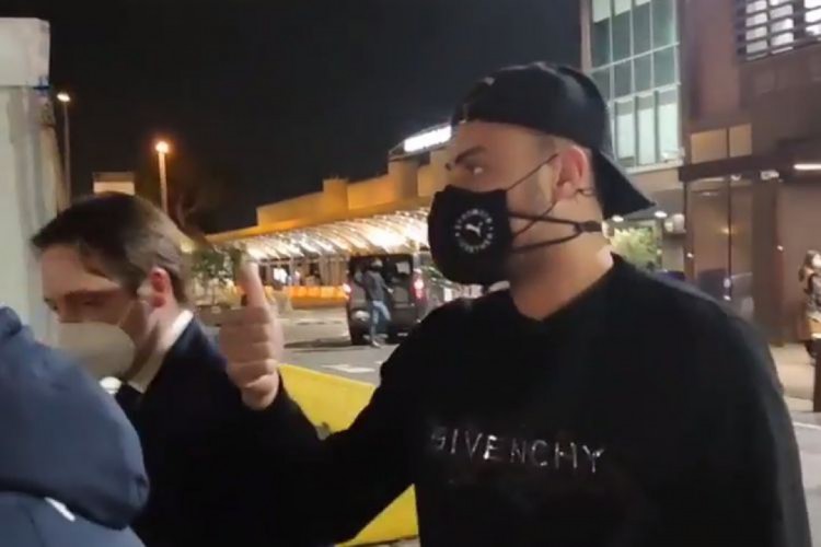 Arthur Cabral desembarca na Itália para assinar com a Fiorentina, seu novo clube 