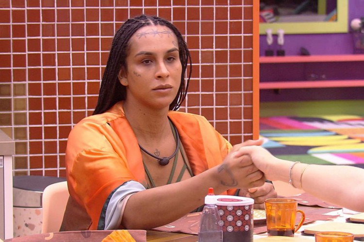 BBB 22: Linn da Quebrada conversa com Naiara Azevedo na cozinha da casa; segunda formação do paredão acontece hoje (30/01)