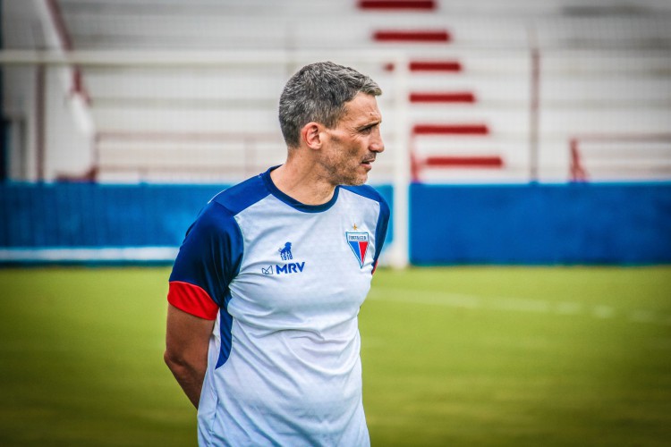 Técnico Juan Pablo Vojvoda em treino do Fortaleza no Centro de Excelência Alcides Santos, no Pici