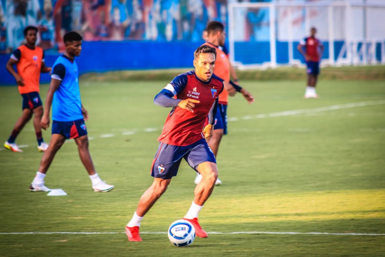 Atacante Robson com a bola em treino do Fortaleza no Centro de Excelência Alcides Santos, no Pici 