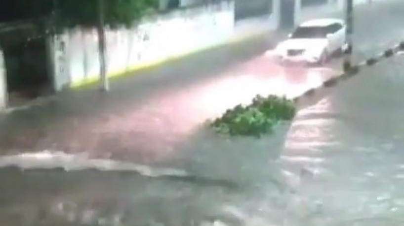 Carros tem dificuldade para passar em ruas do município devido ao fluxo de água(foto: Via WhatsApp O POVO)