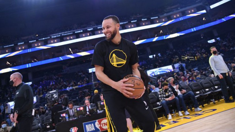 Sorridente, Curry faz aquecimento antes da partida do Golden State Warriors