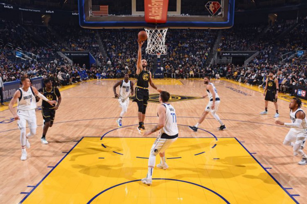 Curry salta e faz arremesso para cesta a favor do Golden State Warriors contra o Dallas Mavericks(Foto: GARRETT ELLWOOD / NBAE / GETTY IMAGES / GETTY IMAGES VIA AFP)