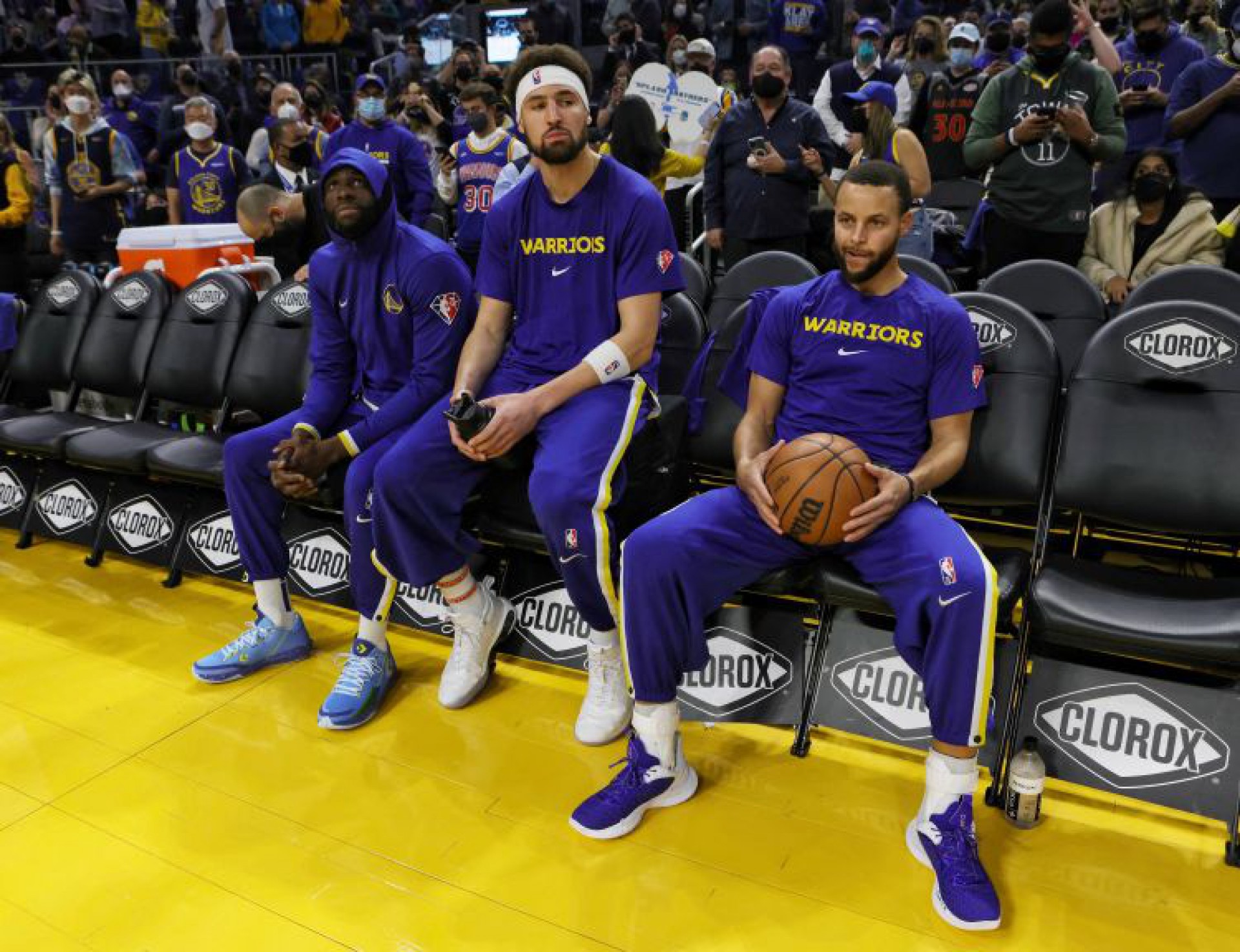 Splash Brothers: Curry e Klay Thompson (ao centro) são uma das principais duplas do basquete mundial(Foto: JIM POORTEN / NBAE / GETTY IMAGES / GETTY IMAGES VIA AFP)