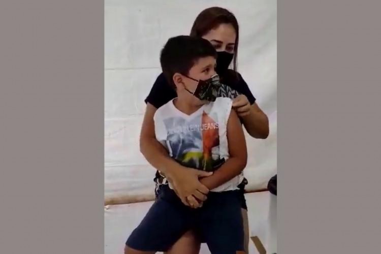 Torcedor mirim do Corinthians usa o time como incentivo para receber vacina contra Covid-19. Vídeo viralizou nas redes sociais; assista 