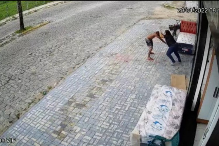 Vendedora entrou em luta corporal com homem que tentou roubar celular dela em uma loja de colchões de Horizonte 
