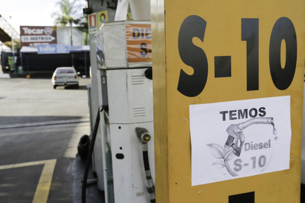 Valor médio do litro do diesel S10 no Ceará subiu de R$ 5,81 para R$ 5,96 no período 