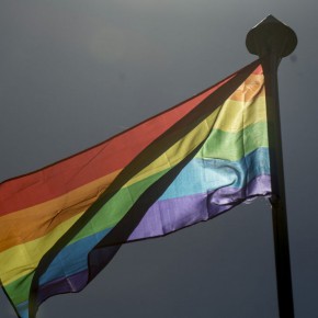 Bandeira (LGTB) é hasteada para marcar o Dia Internacional contra a Homofobia e Transfobia, celebrado no dia 17 de maio (Foto: Marcelo Camargo/Agência Brasil) (Foto: Marcelo Camargo/Agência Brasil)