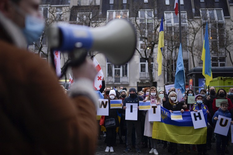 Manifestantes em Paris com bandeira da Ucrânia contra possível invasão do país pela Rússia. Confira últimas notícias de hoje, domingo, 30, do iminente conflito entre as nações 