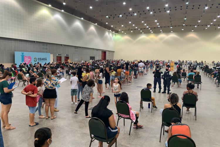Fila para vacinação de crianças no Centro de Eventos de Fortaleza neste domingo, 30