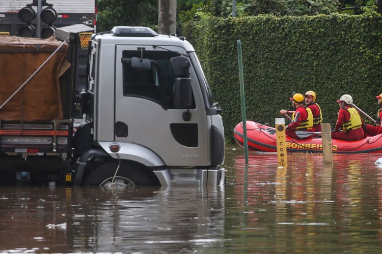 Bombeiros são vistos em um barco em uma rua inundada após fortes chuvas em São Paulo, Brasil, 10 de fevereiro de 2020. REUTERS / Rahel Patrasso