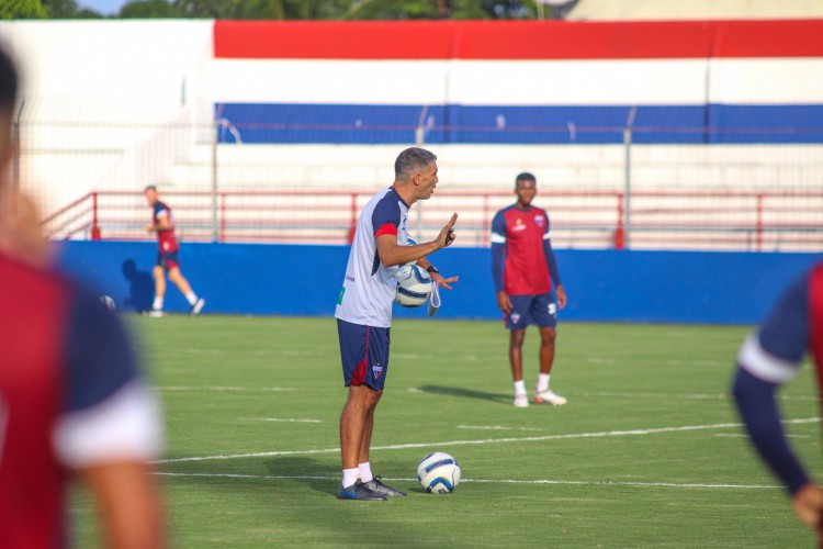 Técnico Juan Pablo Vojvoda em treino do Fortaleza no Centro de Excelência Alcides Santos, no Pici