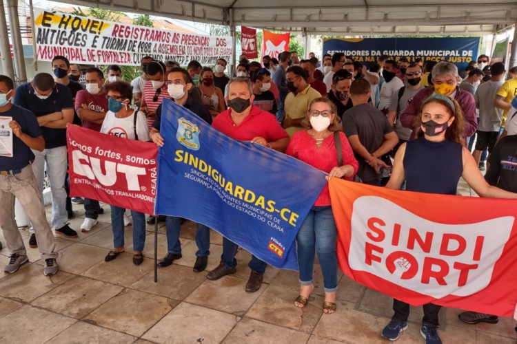 Entidades sindicalistas protestaram na Câmara Municipal de Fortaleza, nesta quarta-feira, 2, por um novo plano de cargos e carreiras para os guardas municipais de Fortaleza