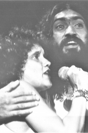 Cantores Calé Alencar e Téti, em 1979, durante show da Massafeira no Theatro José de Alencar (Foto: Foto: Marcus Guilherme)