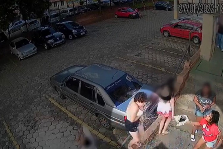 Adolescente é agredida com óleo misturado com água fervendo em São Paulo