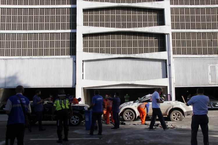 Dois carros caíram do sexto andar de um edifício garagem em Salvador nessa quarta-feira, 2 de fevereiro. 