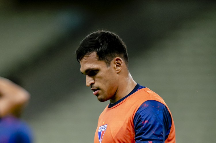 Robson n&atilde;o passar&aacute; por cirurgia, mas vai desfalcar o Fortaleza por um m&ecirc;s 