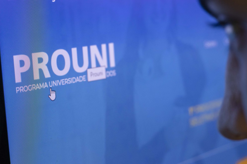 O ProUni oferta bolsas de estudo integrais e parciais em cursos de gradua&ccedil;&atilde;o