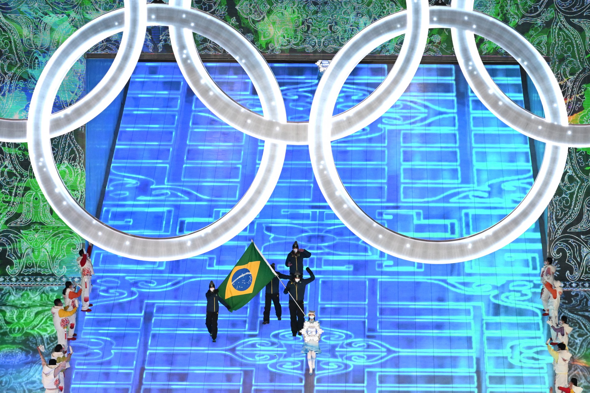 Delegação do Brasil durante a cerimônia de abertura dos Jogos Olímpicos de Inverno de Pequim 2022, no Estádio Nacional, conhecido como Ninho de Pássaro, em Pequim, em 4 de fevereiro de 2022. (Foto: Jewel SAMAD / AFP)