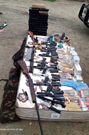 Apreensão de armas, drogas, munição e dinheiro realizada pelo Cotar 