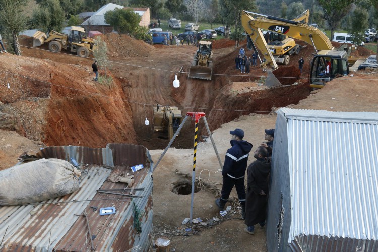 Autoridades e bombeiros marroquinos trabalham para tirar Rayan, de cinco anos, de um poço no qual ele caiu 36 horas antes, em 3 de fevereiro de 2022, na região de Chefchaouen, perto da cidade de Bab Berred.