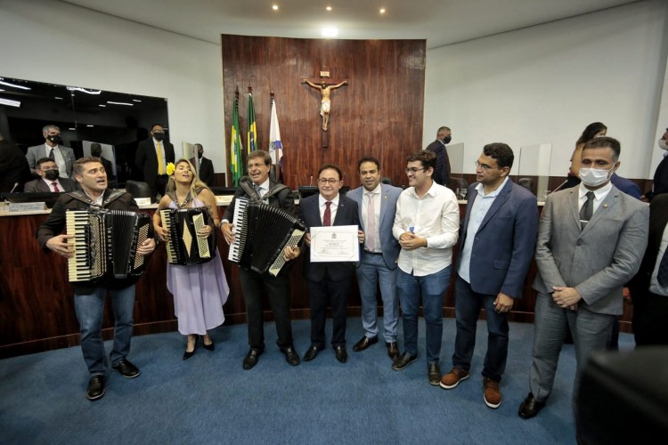 Gilson Machado, ministro do Turismo, recebe título de cidadão de Fortaleza e toca sanfona na Câmara Municipal