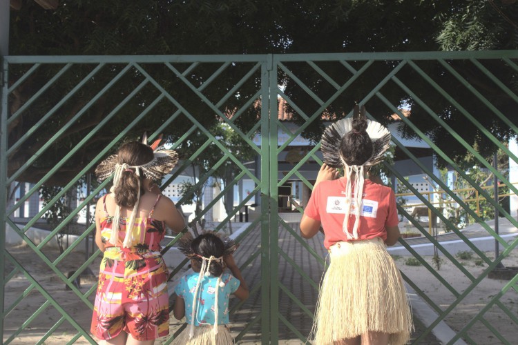 Povo Tremembé de Itapipoca protesta em frente a Escola Indígena Brolhos da Terra para pedir pela a abertura da escola.