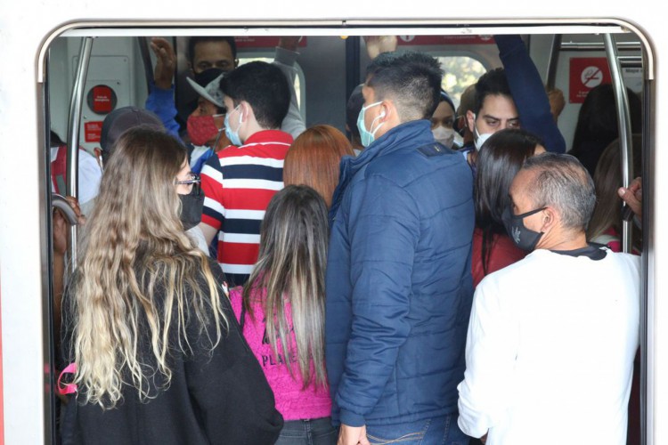 São Paulo - Usuários do transporte público usam máscara na plataforma e trem da Linha 9 Esmeralda da Companhia Paulista de Trens Metropolitanos - CPTM, em Pinheiros.
