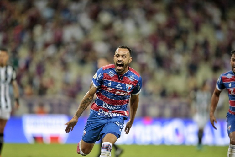 Moisés pode formar dupla de ataque com Romero 