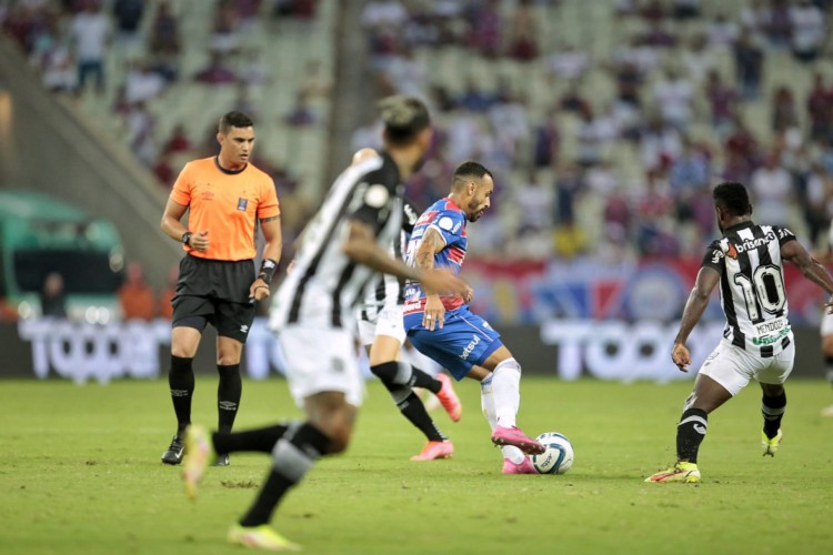 Moisés, do Fortaleza, disputa bola com jogadores do Ceará, em Clássico-Rei válido pela Copa do Nordeste. 