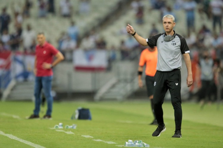 Técnicos Vojvoda e Tiago Nunes na beira do campo no Castelão em Clássico-Rei. 