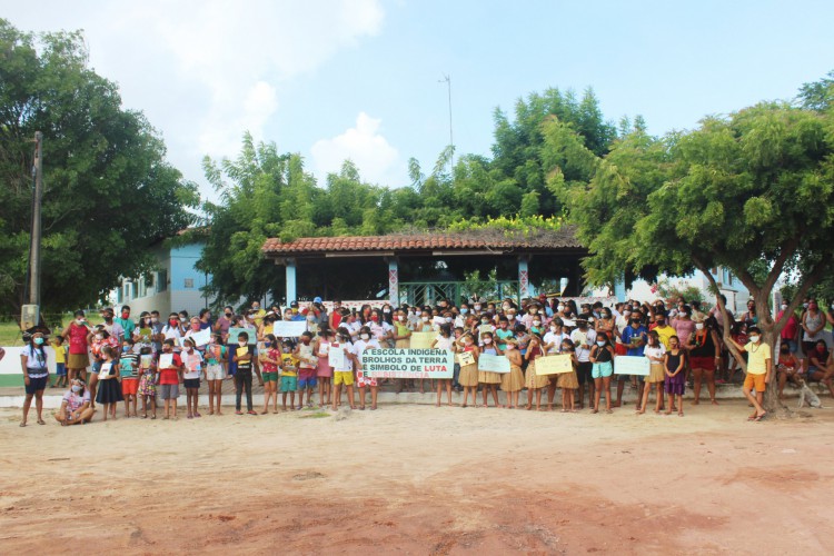 Povo Tremembé de Itapipoca protesta em frente a Escola Indígena Brolhos da Terra para pedir pela a abertura da escola.