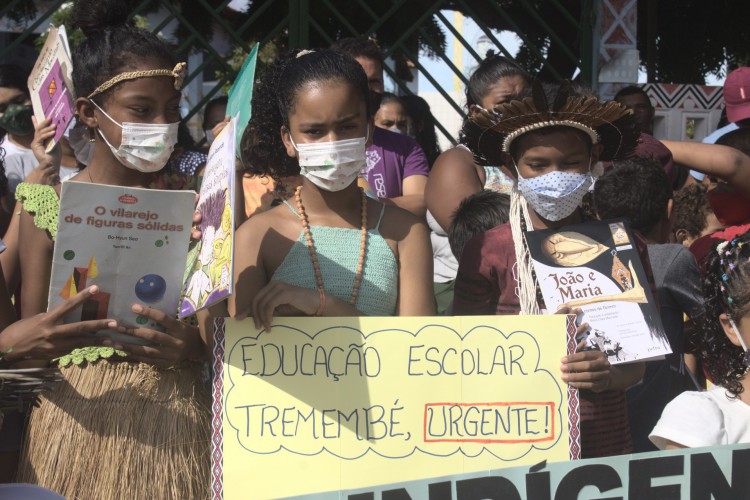 Povo Tremembé de Itapipoca protesta em frente a Escola Indígena Brolhos da Terra para pedir pela a abertura da escola.