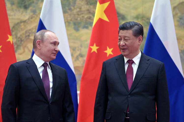 Russian President Vladimir Putin (L) and Chinese President Xi Jinping pose during their meeting in Beijing, on February 4, 2022. (Photo by Alexei Druzhinin / Sputnik / AFP)