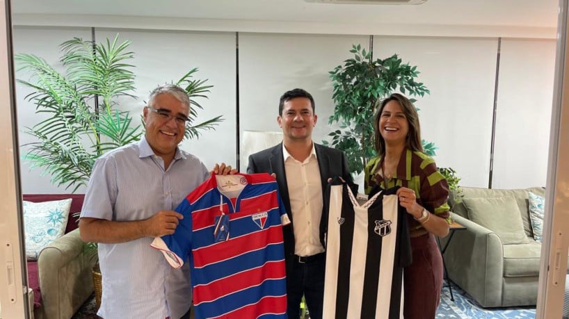 O senador Eduardo Girão (Podemos) e esposa Márcia Girão com o ex-ministro Sergio Moro. (foto: Divulgação)