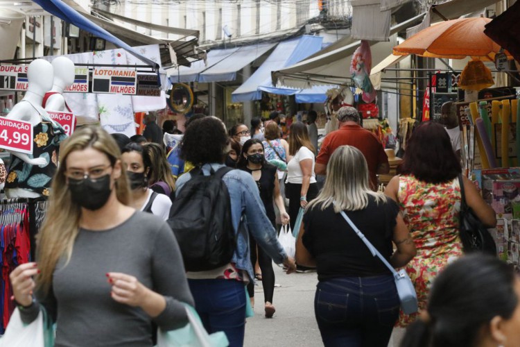 Movimento de vendas de brinquedos para o Dia das Crianças, comércio varejista nas ruas do Polo Saara, centro do Rio de Janeiro.