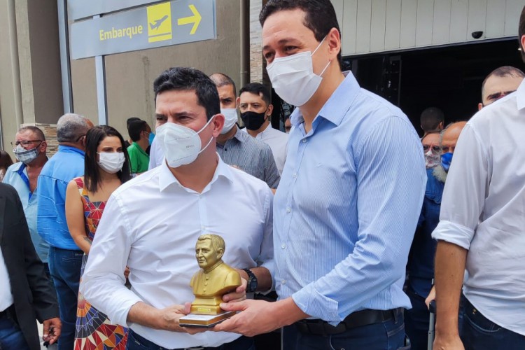 O ex-ministro e ex-juiz Sergio Moro desembarca em Juazeiro do Norte. Na foto, recebe busto de Padre Cícero como presente do prefeito Glêdson Bezerra. 
