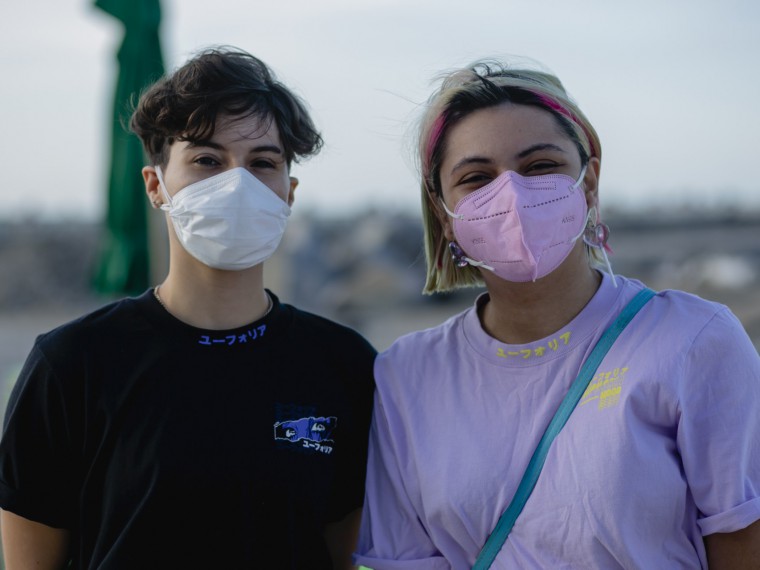 Estudantes Marina Porto (esquerda) e Rochele Moura (direita) não dispensam a máscara mesmo em local aberto, como a praia