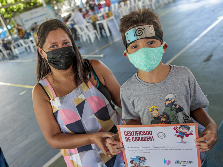 Brenda Teixeira, 28, levou o filho, Emanuel, 7, para tomar a primeira dose da vacina contra a Covid-19 neste domingo, 6, no Sesi Parangaba