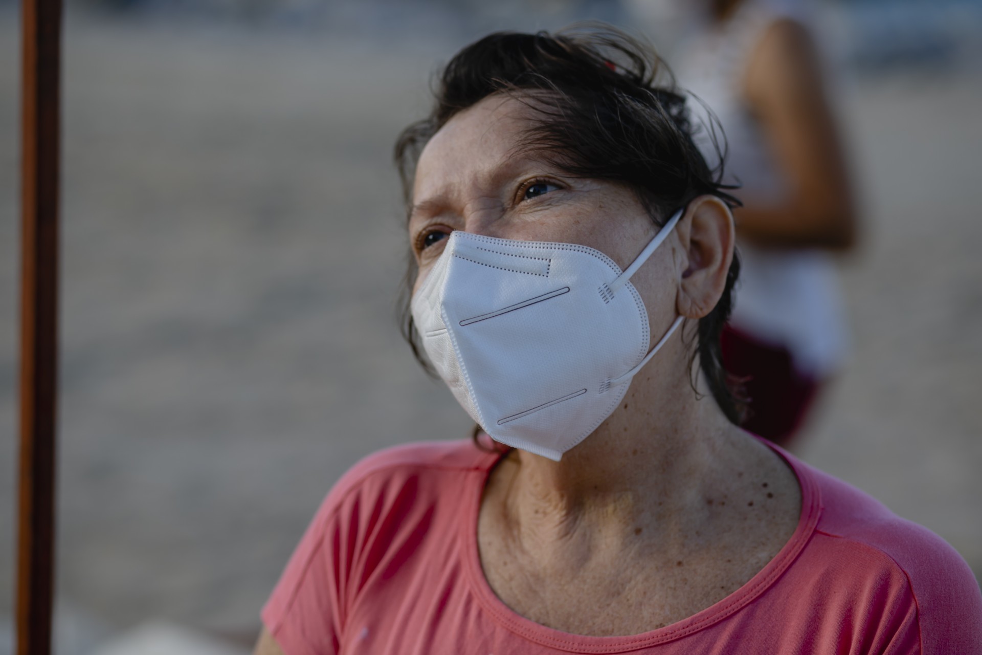 Neuma da Tapioca, vendedora de tapioca na Praia de Iracema, conta que já usava máscara de proteção antes mesmo da pandemia se instalar no Ceará