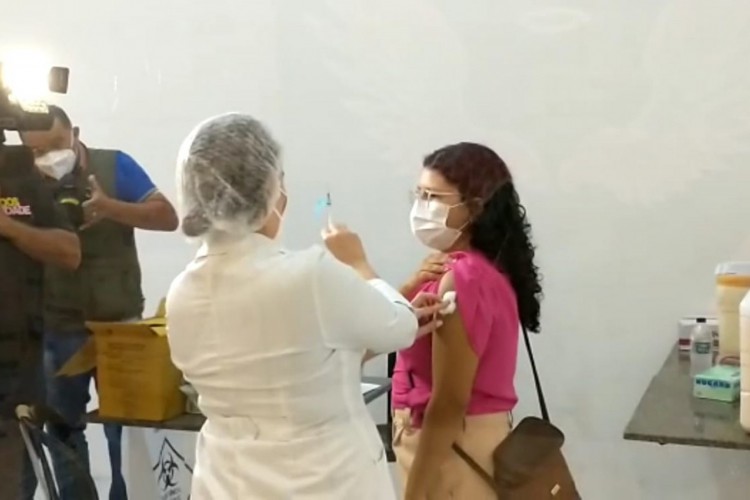 Aline Rodrigues, primeira vacinada do novo Ponto de Imunização, localizado no Shopping Central