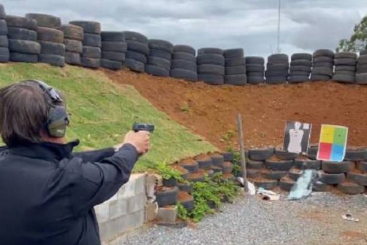 Em clube de tiro, Bolsonaro diz querer 