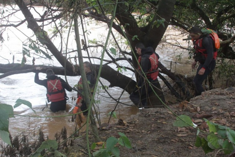 Bombeiros de Minas Gerais realizam buscas por pai e filha que desapareceram no Rio Piranga, no município de Ponte Nova. 