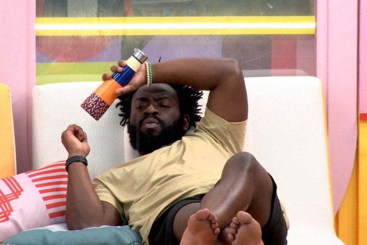 BBB 22: Emparedado, Douglas Silva canta sozinho na área externa da casa; saiba onde assistir o programa desta terça-feira (08/02) e o horário do reality da TV Globo